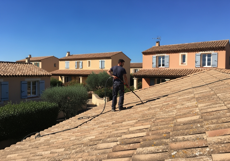 Nettoyage vapeur toiture urbaine à Aubagne : réduction des effets de la pollution et des particules fines